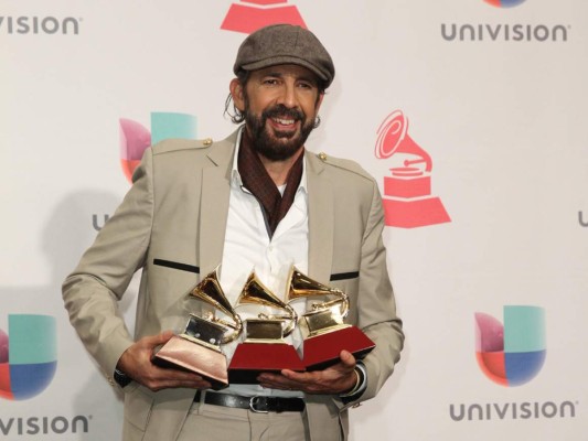 Juan Luis Guerra 4.40 se llevó los Grammys Latinos al álbum del año y mejor álbum tropical contemporáneo por 'Todo tiene su hora'