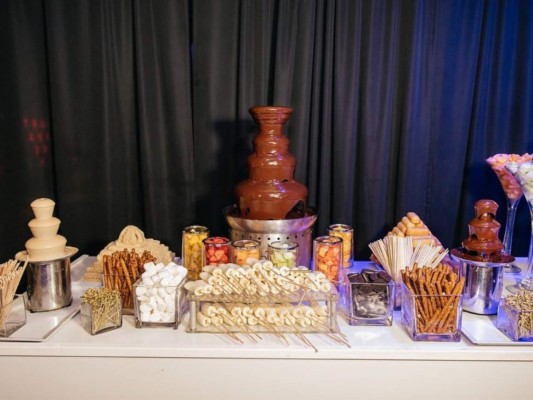 Las fuentes de chocolate con dulces y fruta para sumergir destinada sobre todo a los niños.
