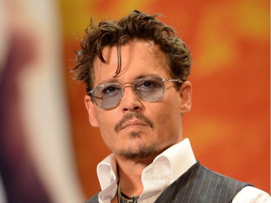 Johnny Depp<br/>Según varios informes, Depp sería el primo 20 de la reina Isabel. Ambos comparten un bisabuelo de 19 generaciones anteriores.<br/>