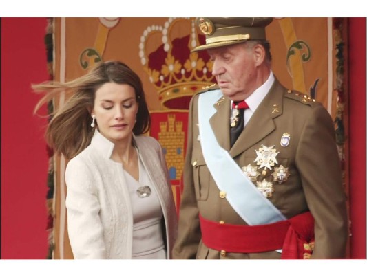 Su suegro Don Juan Carlos ha intentado un sin fin de veces romper el hielo entre ellos, sin embargo no ha logrado conseguir su objetivo. Se rumora que el nunca la aceptó como nuera y es posible que esa sea la razón por la cual Letizia no muestra agrado alguno hacia el.