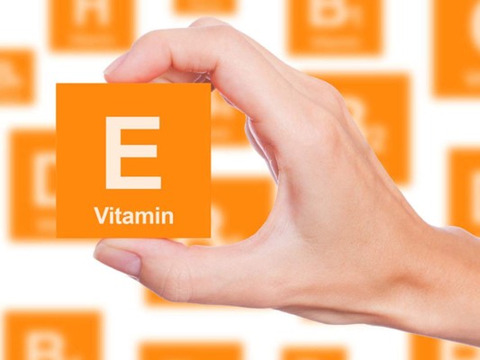 Vitamina E. Es un poderoso antioxidante, que previene el envejecimiento de las células, evita manchas y estrías. Consúmelo a través del aceite de oliva, semillas y suplementos.