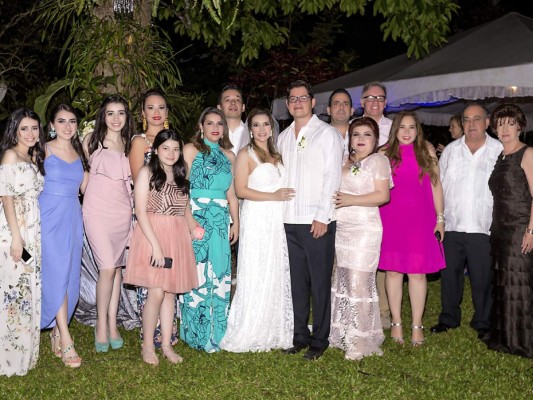 Romántica boda protagonizan Carlo Sierra y Melissa Figueroa   