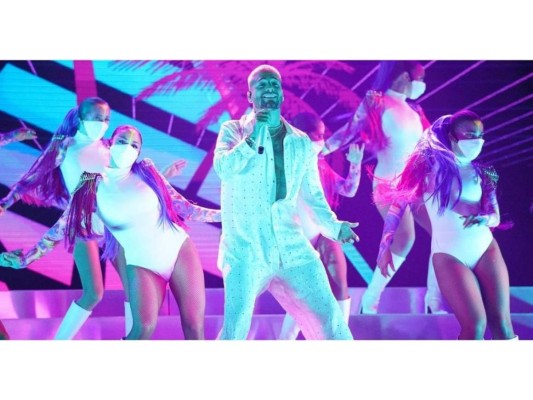 Los premios comenzaron con una explosión gracias a Maluma, quien cantó su éxito mundial, Hawái.