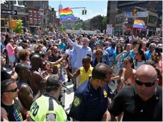 El Gobernador de Nueva York, Andrew Cuomo, y el alcalde de la ciudad, Bill de Blasio, máximos exponentes del poder político demócrata hicieron su aparición en la multitud.