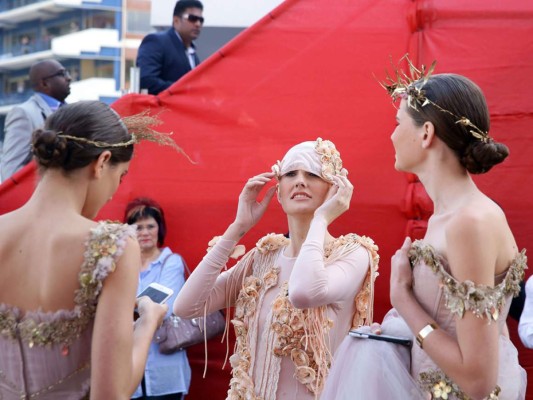 La carrera de caballos de Durban July es la más grande en el continente africano y un evento donde las celebridades y la alta sociedad sudafricana se disfrazan para asistir. Atrae a cerca de 100 mil espectadores y las apuestas se colocan en más de 20 millones de dólares.