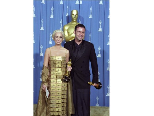 ¿Así o mas bizarra ? La diseñadora australiana Lizzy Gardiner se llevó el Oscar en 1995 por Mejor Diseño de Vestuario. Ella recibió su premio con un vestido elaborado con tarjetas de American Express, algo incomprensible para muchos