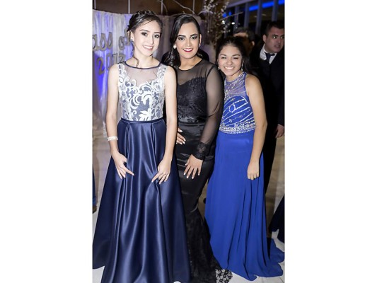 Nuevos bachilleres festejan en su Winter Prom   