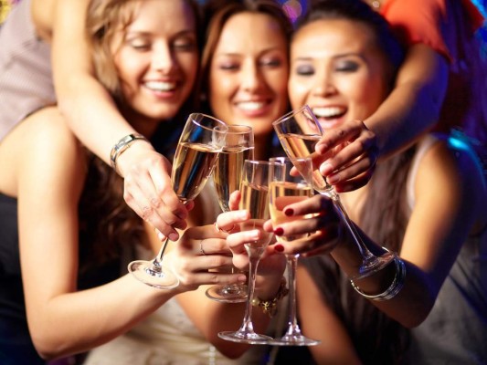 <br/>Solo un sorbo<br/><br/>En Navidad no se come únicamente, sino que también se bebe. Nuestra elección en la bebida igualmente debe ser cuidadosa. Elige los refrescos sin azúcar y no abuses de las bebidas alcohólicas, ya que éstas son muy calóricas. Ante todo no olvides que la bebida más sana es el agua. Puedes disfrutar de las comidas bebiendo agua, y reservar el champan para el brindis.<br/>