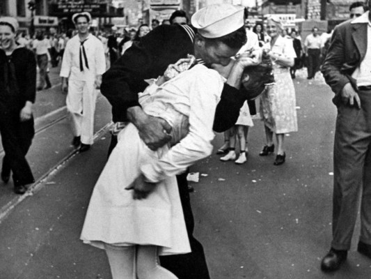Beso en Times Square<br/>Alfred Eisenstaedt fue contratado para tomar una fotografía que contara una historia en 1945. No tuvo que esperar mucho, pues justo frente a él, un soldado de la marina tomó a una enfermera de la cintura y le dio un beso. Esta ha sido una de las imágenes más reproducidas y famosas del siglo 20.<br/>