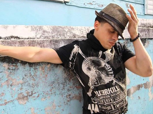 El rey del rap. Fue un accidente en moto que cambió la vida de Vico C y lo llevó a un nuevo despertar. La depresión lo llevó a buscar amparo en las drogas (heroína, cocaína, marihuana y alcohol) y su paso por la prisión le llevo a cambiar la vida y decide grabar un nuevo disco titulado: En Honor a la Verdad, es así que se convirtió en un ícono de la cultura urbana que muestra una historia de vida que empieza desde su adicción a las drogas hasta su participación a la creencia cristiana.<br/>