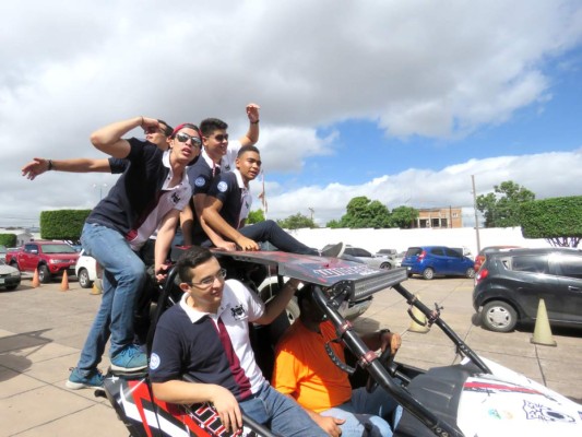 Entrance de los Seniors 2017 de Macris School