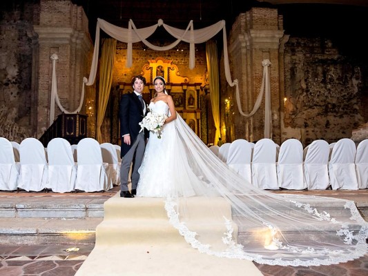 Los novios Raúl Chumilla y María Luisa Reyes en la capilla Nuestra Señora del Rosario.Foto: René Matute