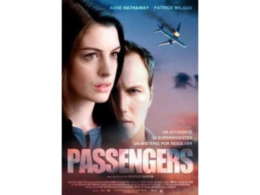 Passengers. <br/>Esta película le permitió a Hathaway compartir sus dotes de detective, ya que interpretó a una terapeuta llamada Claire que después de un terrible accidente aéreo tiene que atender a cinco pacientes, pero ella decide centrarse únicamente en el más callado.
