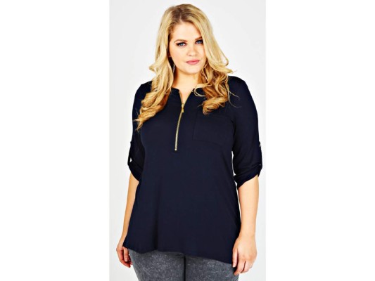 Blusas sueltas. Este tipo de top suele favorecer cualquier tipo de figura, aún si tienes sobrepeso. Una de las grandes ventajas de este tipo de camisa es que disimula los rollitos o el vientre abultado. Busca diseños fashion y de mangas tres cuartos.
