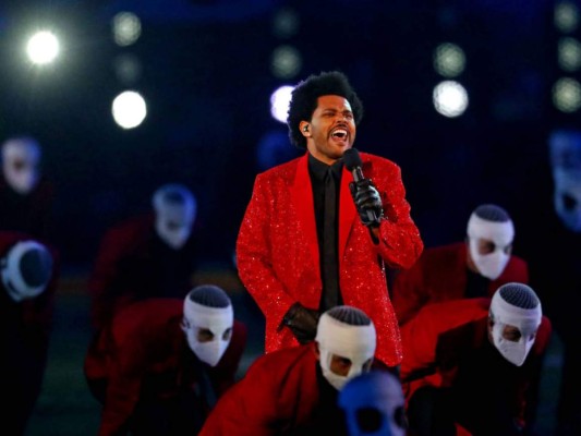 9- No es que haya sido mala en sí, lo que pasa es que según el público, la presentación de The Weeknd de 2021 no pudo superar el show de medio tiempo del año anterior, protagonizado por Shakira y Jennifer López.