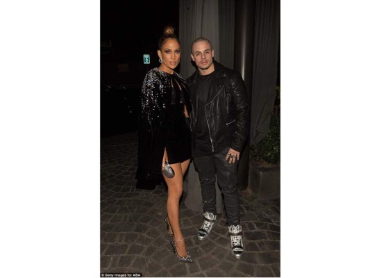 Jennifer Lopez muestra su espectacular figura en el afterparty de los AMAs