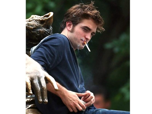 Robert Pattinson: lo que no le puede faltar en su bolsillo es la cajetilla de cigarrillos.