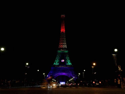 París recuerda a las víctimas de Orlando