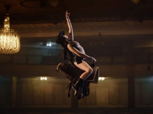 Love Again y Can They Hear Us: Doble estreno de Dua Lipa, ya que lanzó el jueves 3 una canción un poco balada y solo horas después el video oficial de Love Again con temas vaqueros.