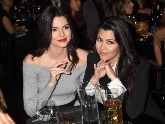 Kendall Jenner y Kourtney Kardashian posan en sensuales trajes de baño