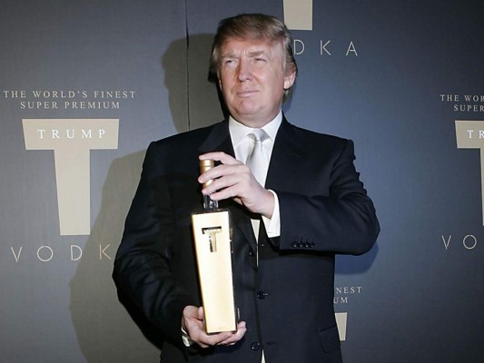 11. Sí, es volátil, pesado, violento e impulsivo, pero nada de esto tiene que ver con el consumo de alcohol. Donald Trump es abstemio, lo que no quiere decir que no haya incursionado en el negocio y tenga su propia marca de vodka la que llamó simplemente T y cuyo lema es: 'el vodka que reclama el mismo respeto y admiración que el legado internacional y la marca del propio Donald Trump'. Como ves, no se cansa de venerarse a sí mismo.