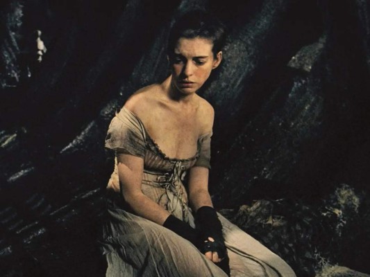 En el año 2013 ganó el Óscar a Mejor Actriz de Reparto con su actuación en la película Los Miserables.