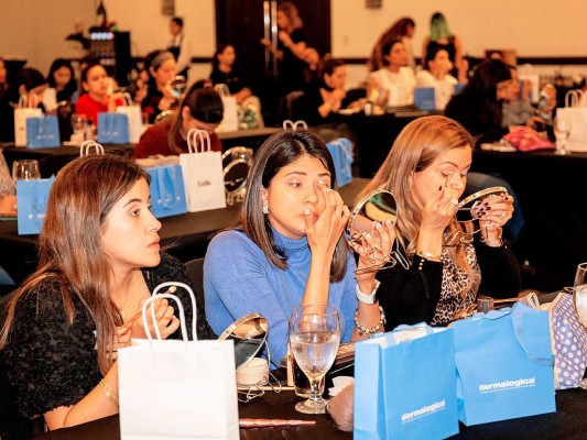 Las invitadas estuvieron atentas a los pasos e instrucciones de la makeup artist.