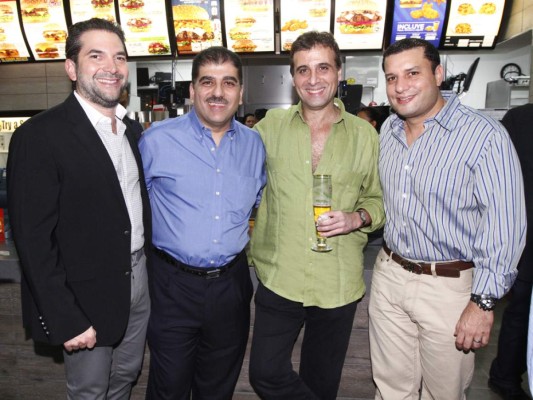 Brindis por la inauguración Carl's Jr.&nbsp;&nbsp;