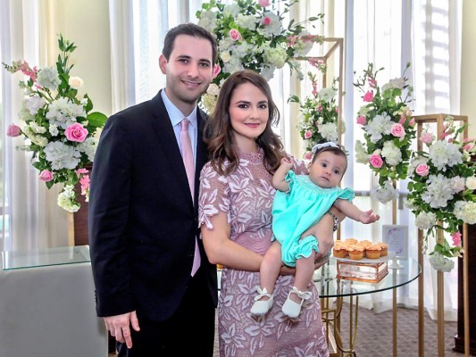 Eytan y Jessica Yuja con su hija Aria, en la recepción que se ofreció en el Club Arabe. Foto:Gilberto Sierra