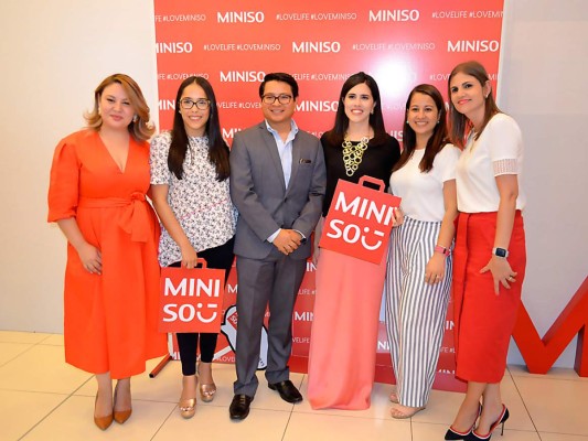 Margarita Ochoa, Reizel Vilorio, Alex Gonzáles, Paola Chinchilla, Lila Fúnez y Pamela Cruz.