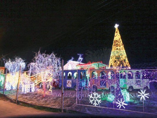 Un tren de vagones de colores recorre la villa de Navidad del bulevar Juan Pablo II<br/>