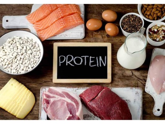 Aumenta el contenido en proteínas: Es importante tratar de consumir muchas proteínas, pues de esa forma evitarás la pérdida de masa muscular y lograrás obtener un equilibrio energético, reduciendo el consumo de calorías.