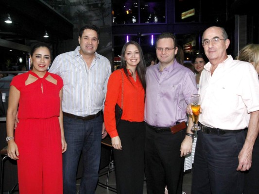 Brindis por la inauguración Carl's Jr.&nbsp;&nbsp;