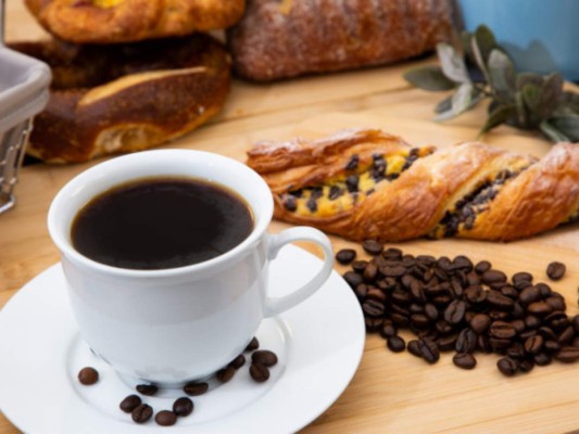 Beber café negro por la mañana afecta la regulación de azúcar en la sangre, esté podría ser uno de los hábitos más comunes y adictivos ¡Es delicioso! pero no es nada saludable. Tomar esté liquido inmediatamente luego de despertar es un factor de riesgo de enfermedades cardíacas y diabetes.