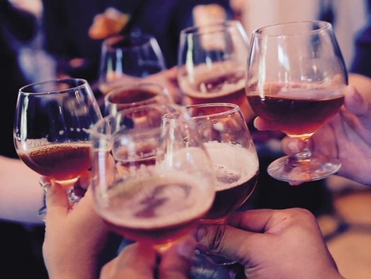 ¿Desde el punto de vista del estilo de vida, qué podría afectar el sistema inmunológico o debilitarlo? Según explica la doctora García, todas las sustancias tóxicas como el alcohol, grasas trans, excesos de grasa y azúcares, frituras, alimentos muy procesados o de mala calidad (productos que no sean frescos, que ya hayan iniciado un proceso de descomposición, etcétera), todos son muy dañinos para la salud.<br/>