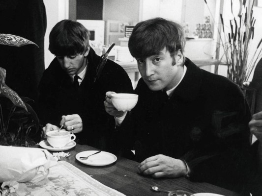 Sus gustos: Fanático del café, podía beber 20 ó 30 tazas en un día, era amante de los gatos y el Corn Flakes, su juego favorito era el Monopoly, curiosamente era el único Beatle no vegetariano a diferencia de Ringo, Paul y George