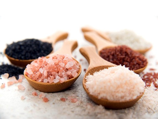 Conocida desde la antigüedad, tanto para sazonar como para conservar los alimentos, la sal es un ingrediente esencial en una dieta sana y es vital para cocinar y proporcionar toda la fuerza al sabor de la comida. Conoce aquí las que no te pueden faltar.