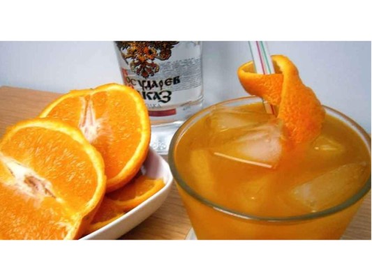 Destornillador. Para realizarlo necesitar un vaso de trago largo con hielo, servir 1/3 de vodka y agregar 2/3 de jugo de naranja. Decorar con una rodaja de naranja.