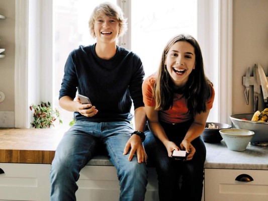 <br/>6. COMPRENSIÓN Y PACIENCIA CON LOS ADOLESCENTES. La sensación de pérdida de libertad es el detonante principal de la frustración, especialmente en los jóvenes y adolescentes, quienes tienden a sentirse invencibles, especialmente porque el Covid-19 no es tan problemático para su rango de edad como lo es para las personas mayores. Si ves que están molestos, tristes o de mal humor porque se frustraron sus fiestas de graduación, o porque quieren ver a sus amigos, volver a clases o reactivar su vida social compréndelos y conversa con ellos. Hazles saber que entiendes su estado de ánimo, valida sus sentimientos y luego ayúdales a pensar cómo pueden hacer la situación más soportable y cultivar la paciencia y la resiliencia. Motívalos a ser creativos acerca de nuevas formas de interactuar socialmente con sus amigos y estimúlales a unirse a proyectos solidarios para los menos afortunados que ellos lo que les permitirá sentirse útiles y agradecidos con lo que tienen.<br/>