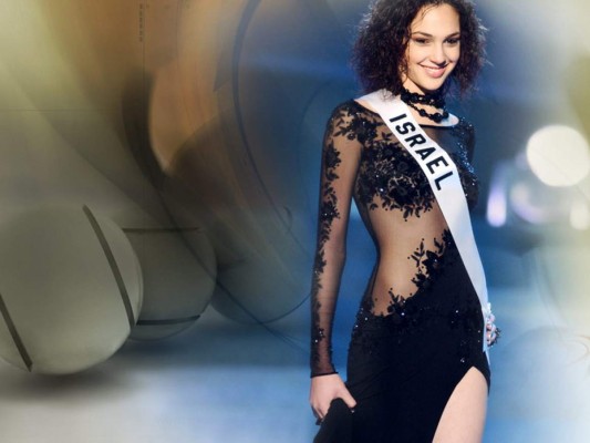 Comenzó su carrera artística como modelo y en 2004 ganó la corona del concurso de belleza de Miss Israel, lo que la llevó a participar posteriormente en Miss Universo.<br/><br/>