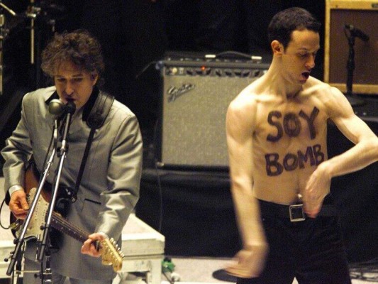 Durante la actuación de su tema Love sick en los Grammy de 1998, Bob Dylan vio como un bailarín sin camisa interrumpió en el escenario luciendo en su pecho la frase “Soy bomb”. El individuo comenzó a bailar desenfrenadamente, mientras Dylan solo observaba y seguía su presentación como si nada pasara.