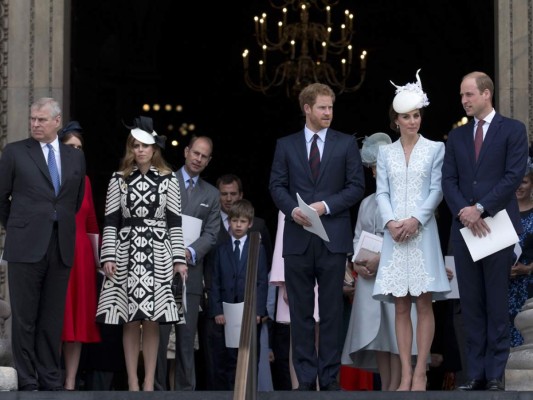 La reina Isabel II preside parada militar y un desfile aéreo por sus 90 años