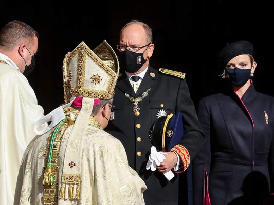 Entre fuertes medidas sanitarias, el príncipe Alberto y su esposa Charlene presidieron los actos que comenzaron con una misa Te Deum en la catedral del principado.<br/> (Photo by Valery HACHE / AFP)