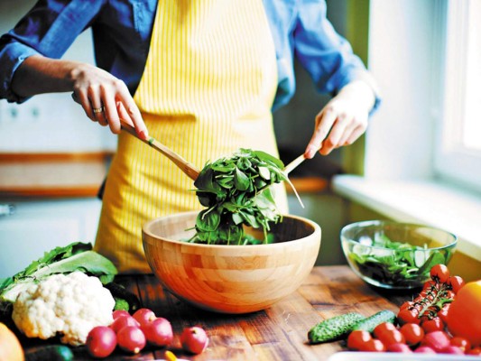 La doctora García hace énfasis en que una alimentación adecuada, llamada inmunonutrición, juega un papel sumamente importante en la prevención, “entendiendo que se refiere a mantener un equilibrio en todo lo que comemos, en las porciones adecuadas y sobre todo consumiendo productos de buena calidad. No es sobrealimentarnos, no comer en la justa medida”. Repensar el menú y adoptar hábitos saludables puede volvernos más fuertes ante esta enfermedad, que amenaza a todos sin excepción. Aquí las claves para adoptar la inmunonutrición como un nuevo estilo de vida.