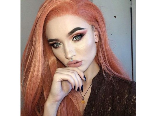 Este es un color para casi todos los tonos de piel. En este caso las pieles cálidas tienen hacen un match perfecto pues reflejan la intensidad del mismo, como ves no importa si es cabello largo o corto. ¡Luce fabuloso!