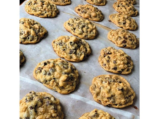 COOKIE GURU. El paraíso de las galletas existe y está en la cocina de Cookie Guru, que ha revolucionado con sus recetas hechas con amor. La dulce propuesta nos lleva a disfrutar las mejores chocolate chip & walnut cookies que hayas probado. Su masa es suave, su aspecto tentador y su sabor irresistible. Ten cuidado, podría crear adicción. @thecookieguruhn