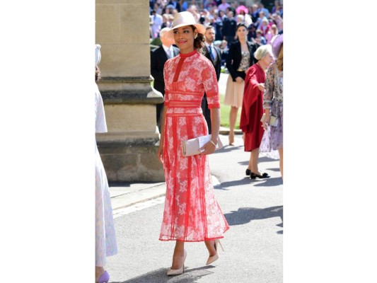 La actriz Gina Torres fue compañera de Meghan elenco en la serie Suits, para acudir a la boda real ella eligió un vestido en tonos rojos de Costarello, semitransparente, lleno de bordados y crochet.