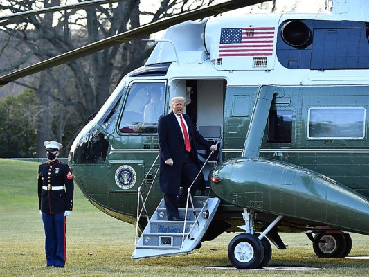 Rompiendo a tradición, Donald Trump dejó la Casa Blanca a bordo del Marine One, rumbo a la base Andrews, de donde partió a su residencia en Mar-a-Lago, Florida (Photo by MANDEL NGAN / AFP)