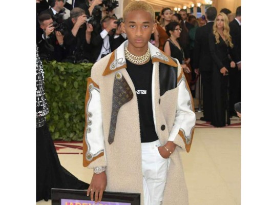 Jaden asiste a un baile de graduación