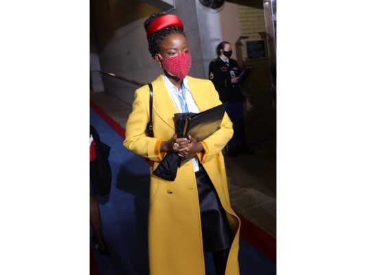 La joven y laureada Amanda Gorman a su llegada al capitolio (Photo by Win McNamee / POOL / AFP)